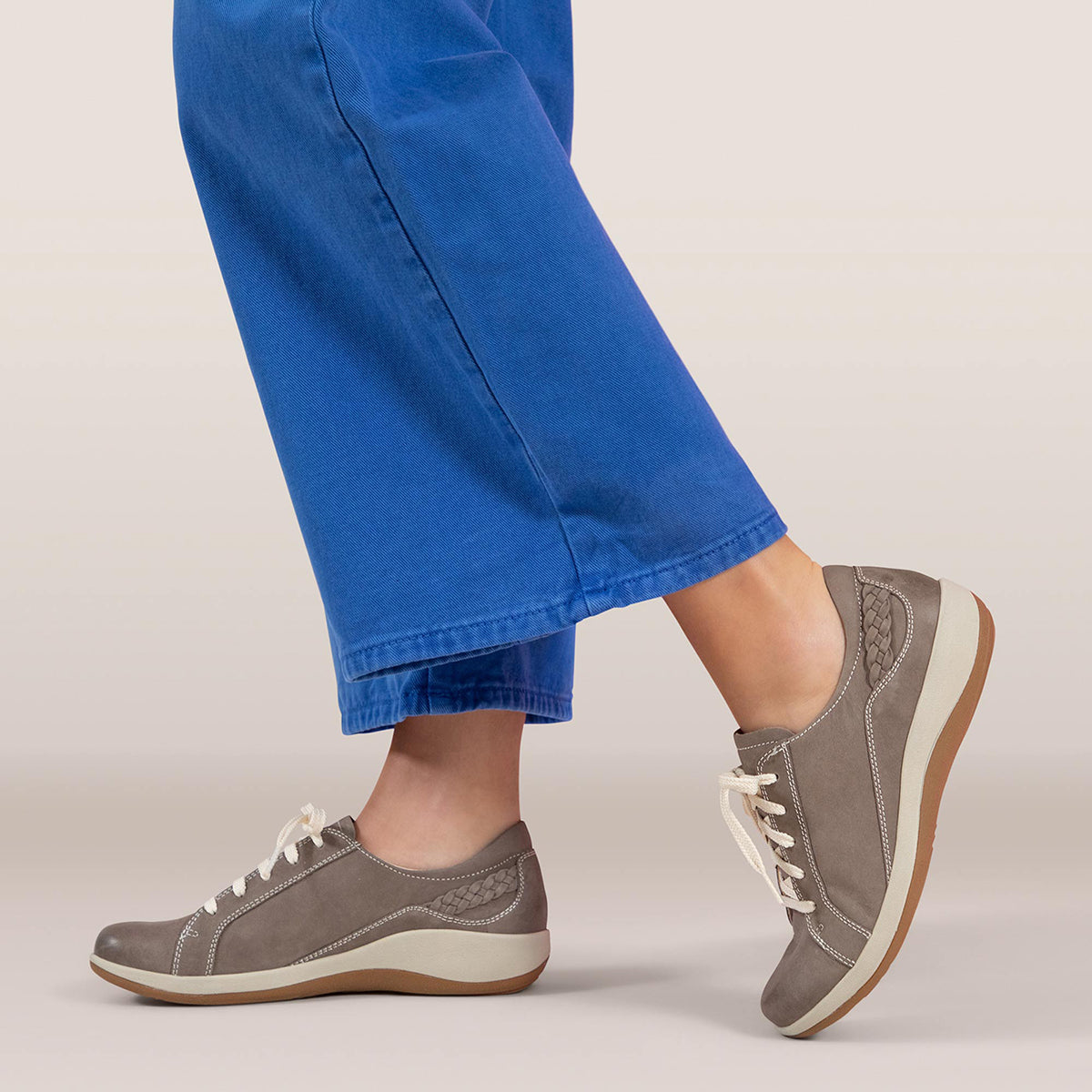 Aetrex Dana Lace Up Shoe in Mushroom
