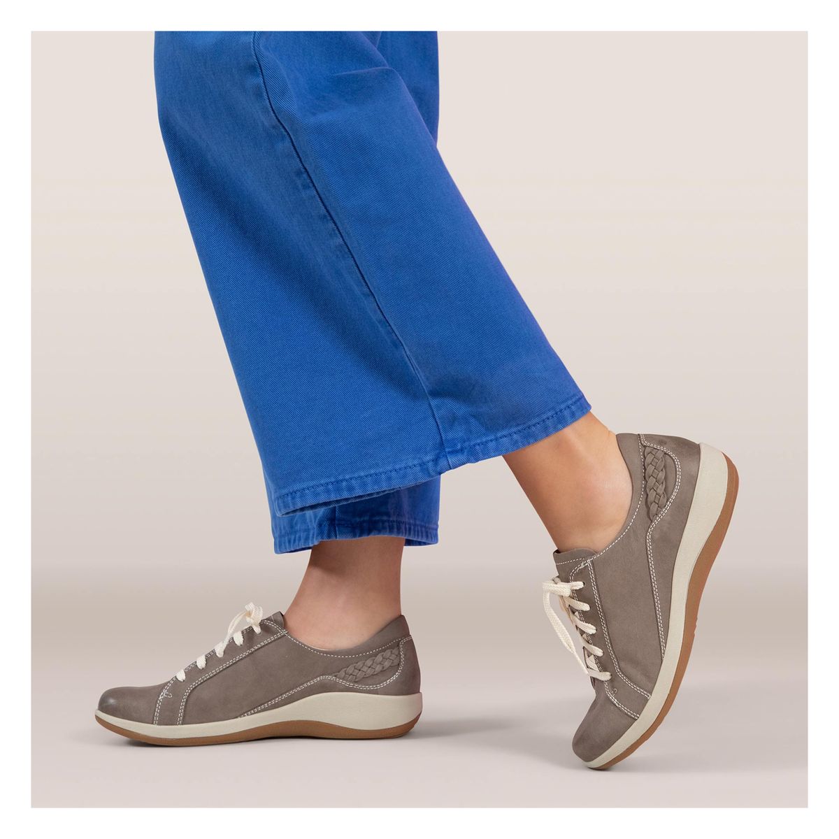 Aetrex Dana Lace Up Shoe in Mushroom
