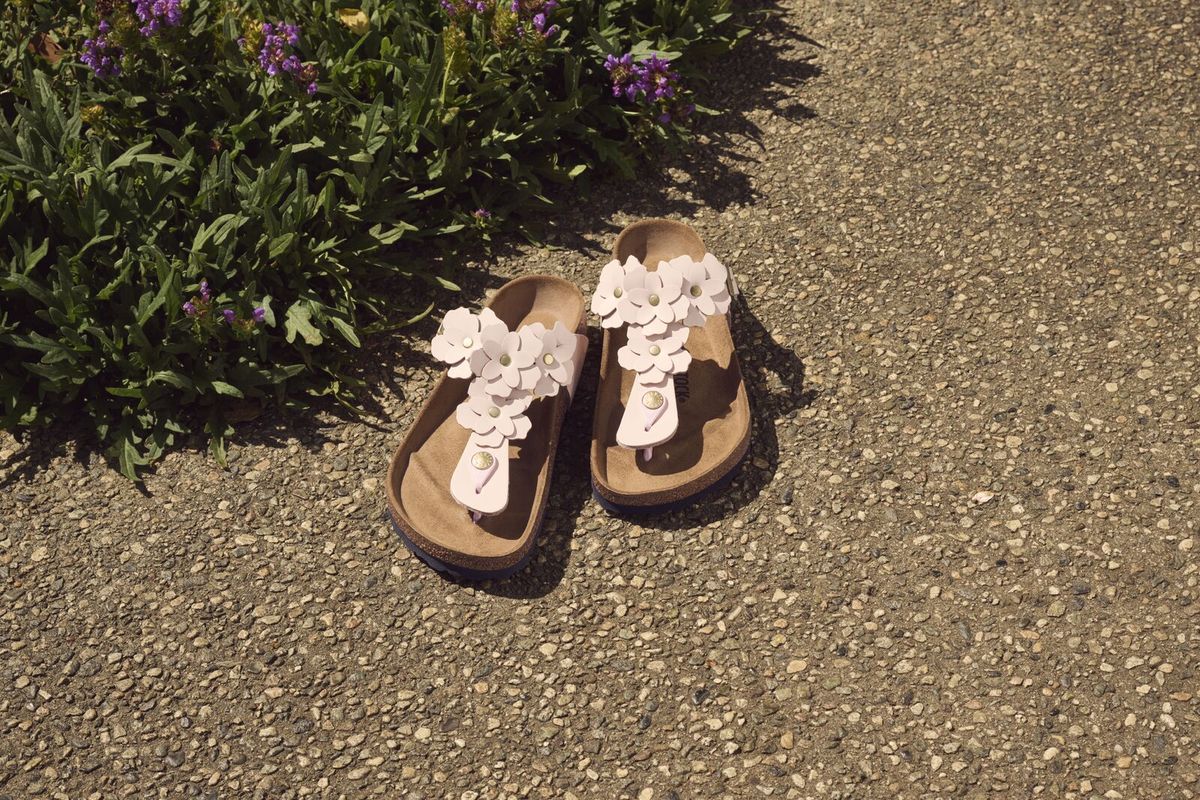 Gizeh flower Toe Thong in Light Rose Leather