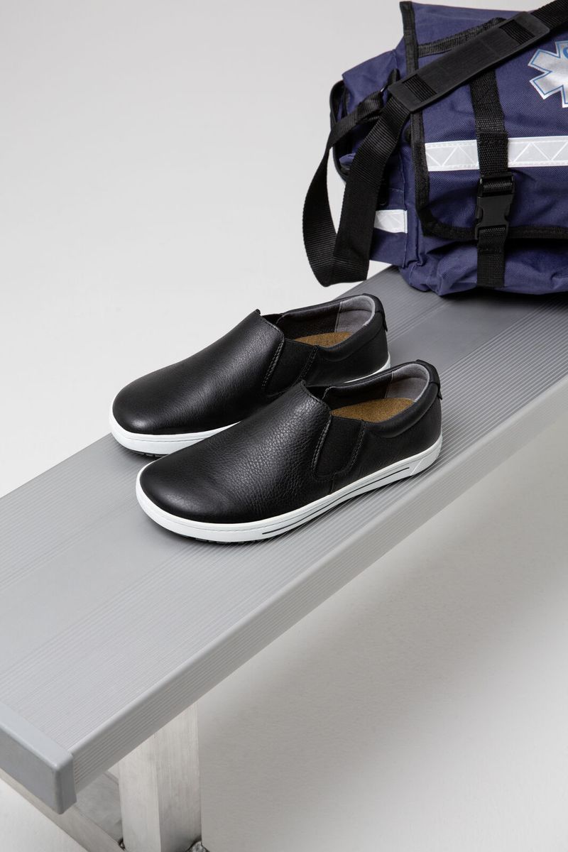 QO400 Slip on Sneaker in Black
