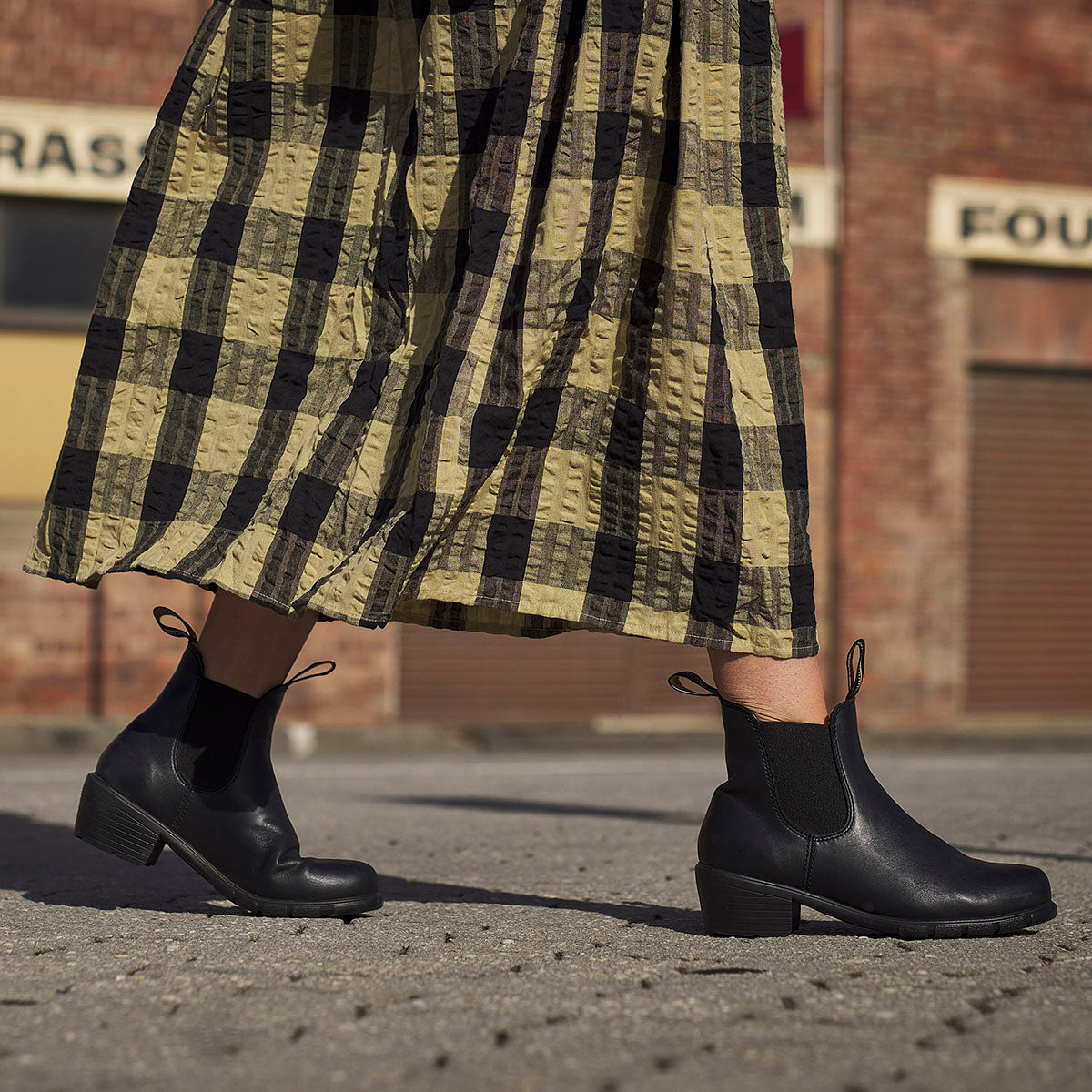 1671 - Women's Heel Boot in Black