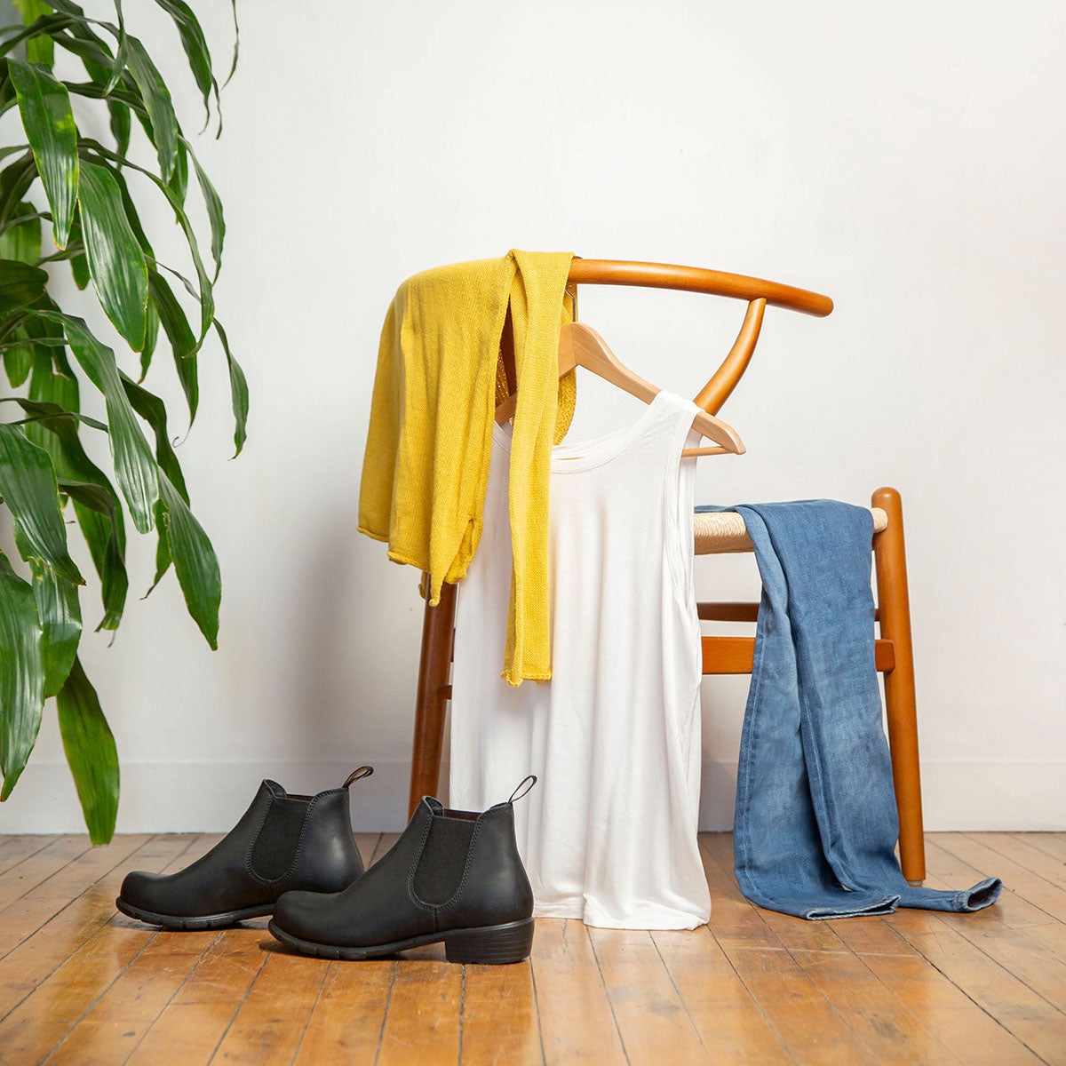 2068 - Women's Low Heel Boot