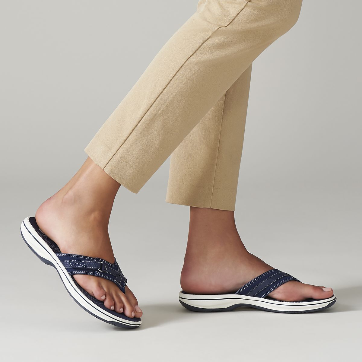 Clarks Breeze Sea Women's Thong Sandals in Navy