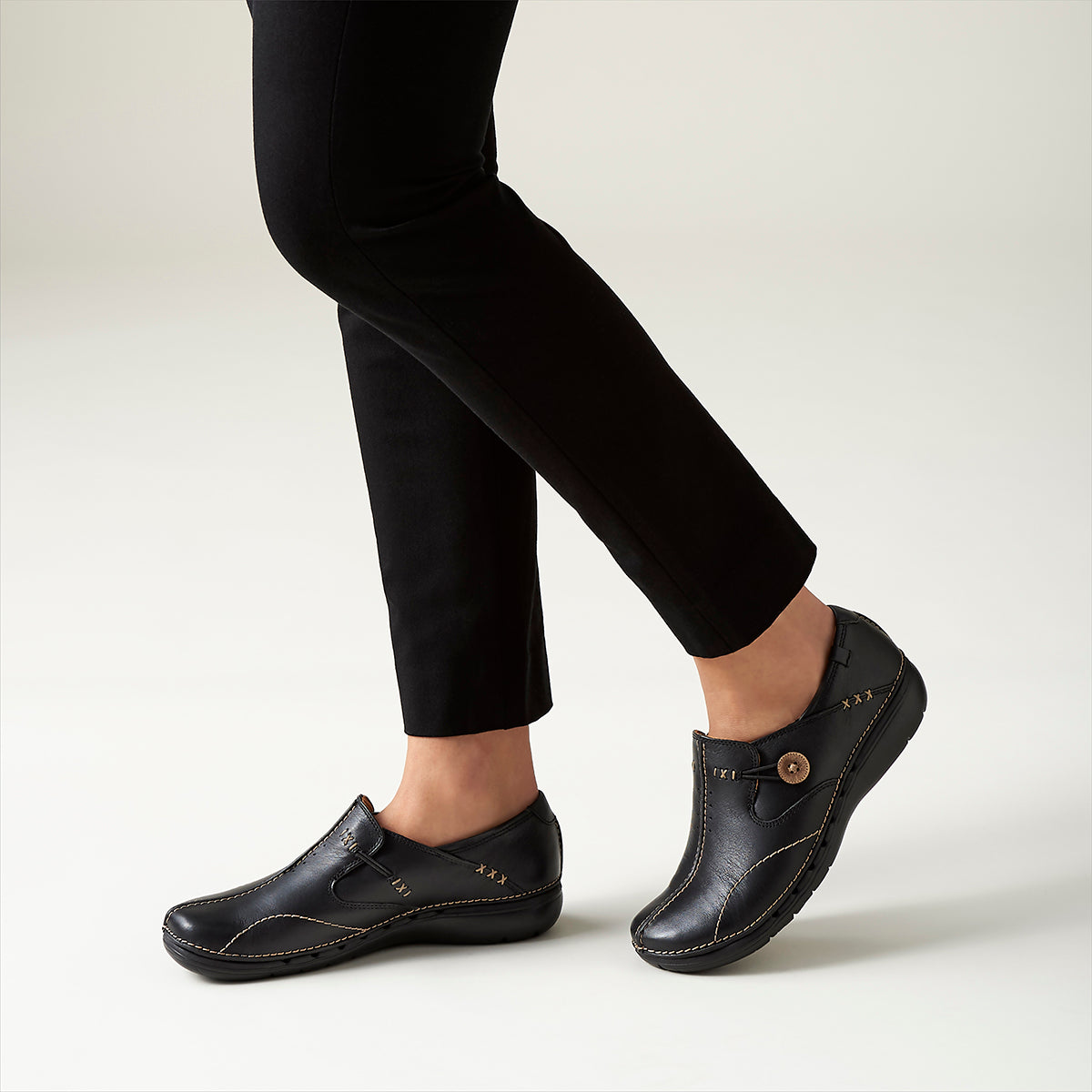 Women's Un Loop Black Slip Ons