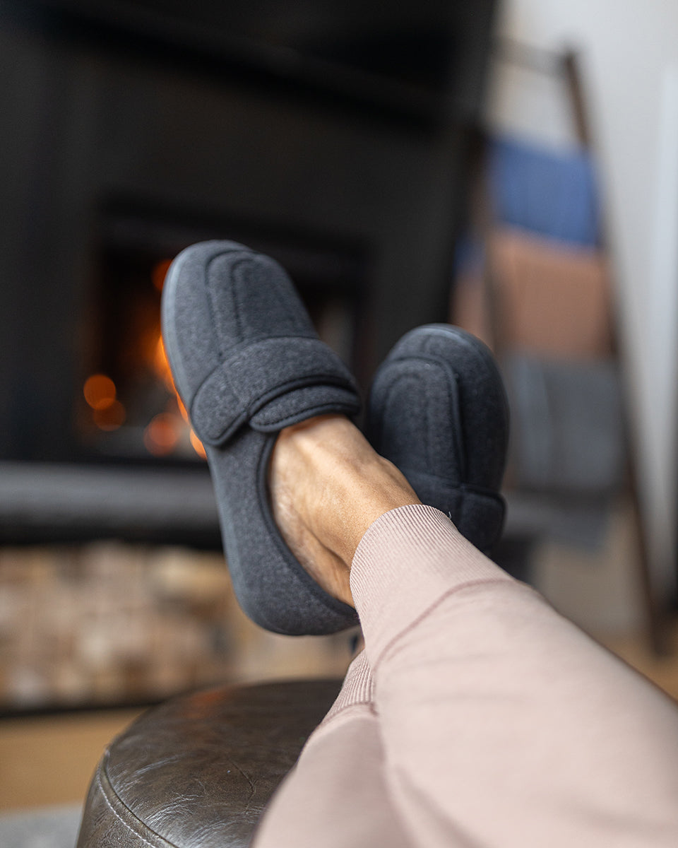 Physician L2 Black Wool Women's Slippers