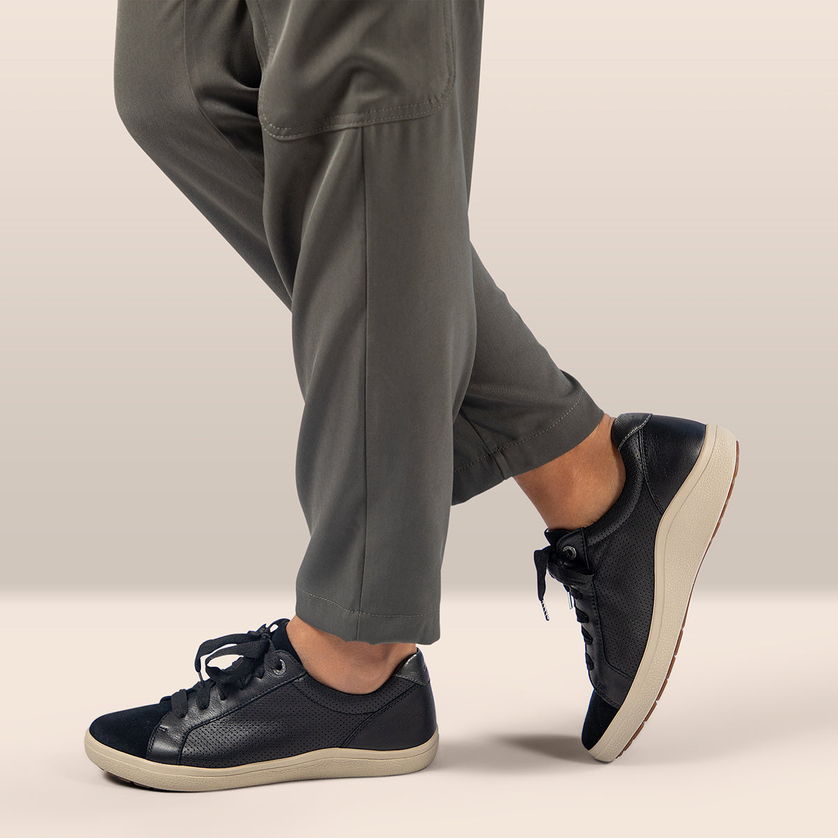 Aetrex Courtney Women's Lace-up Sneakers