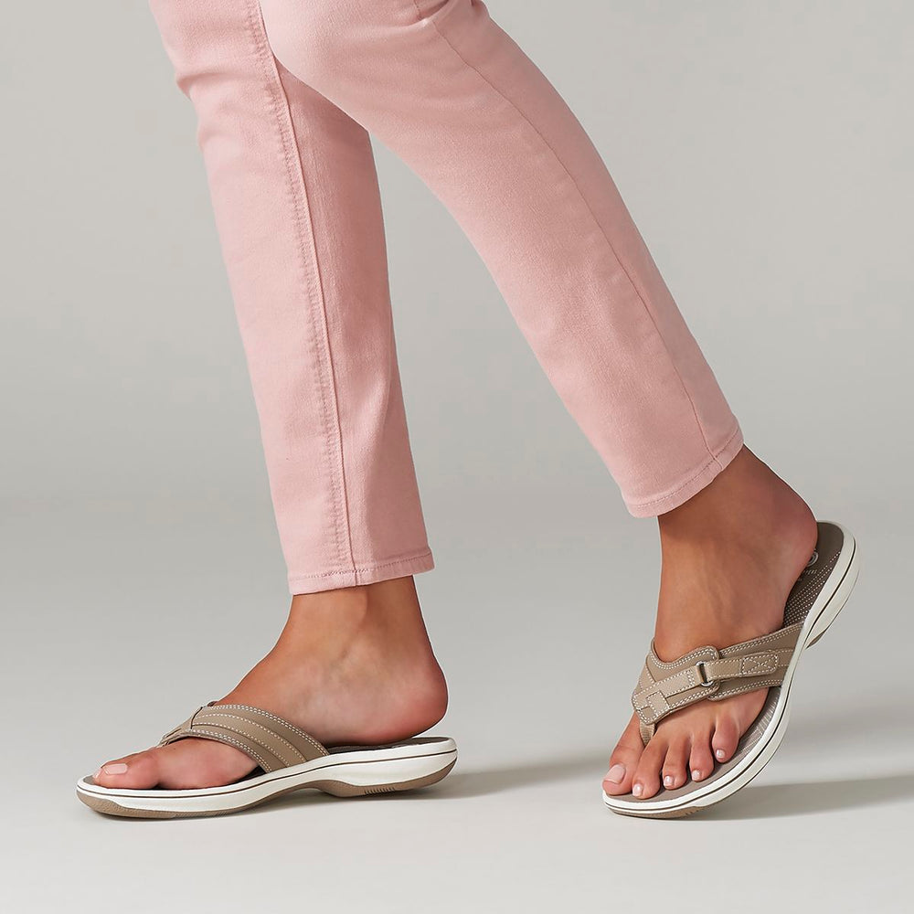 Clarks Breeze Sea Women's Thong Sandals in Taupe