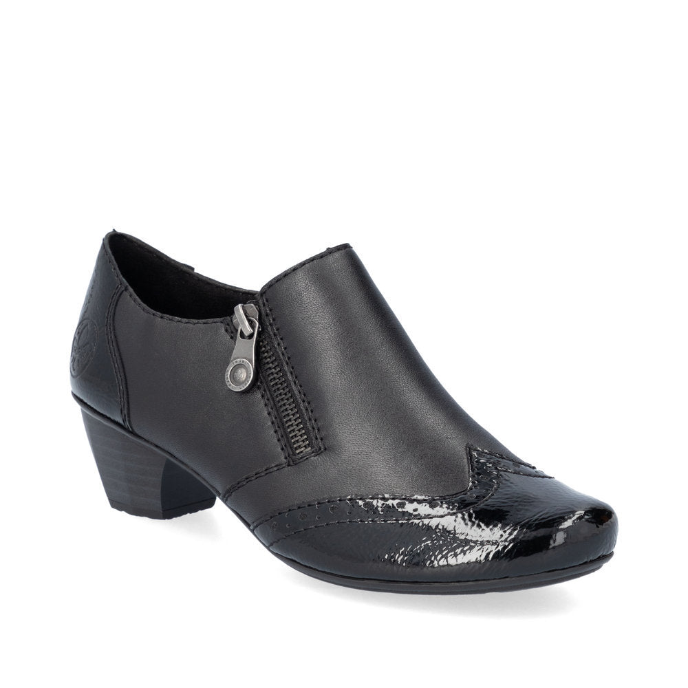 Black leather women’s shoe with rounded toe and 40 mm heel, offering a classic silhouette and comfortable fit for everyday wear. Style #41757-00